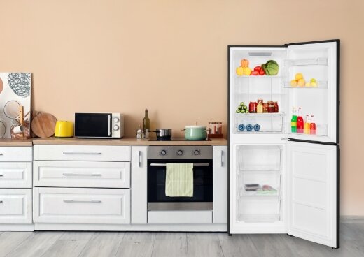 Otwarta lodówka MPM-230-FF-54 w kuchni.