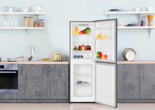 Otwarta lodówka MPM-230-FF-55 w kuchni wypełniona jedzeniem.