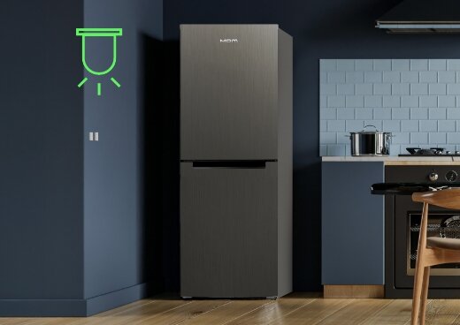 Lodówka MPM-230-FF-55 w ciemnej kuchni. Symbol lampki.