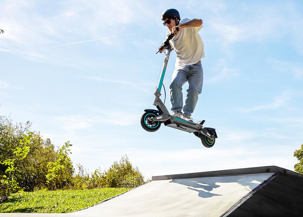 Hulajnoga elektryczna CECOTEC Bongo Y45 45km 350W Amortyzacja 10 Szary silnik 350 W maksymalna predkosc do 20 km/h wzniesienia do 15% naped na tylne kola plynnosc sportowy styl