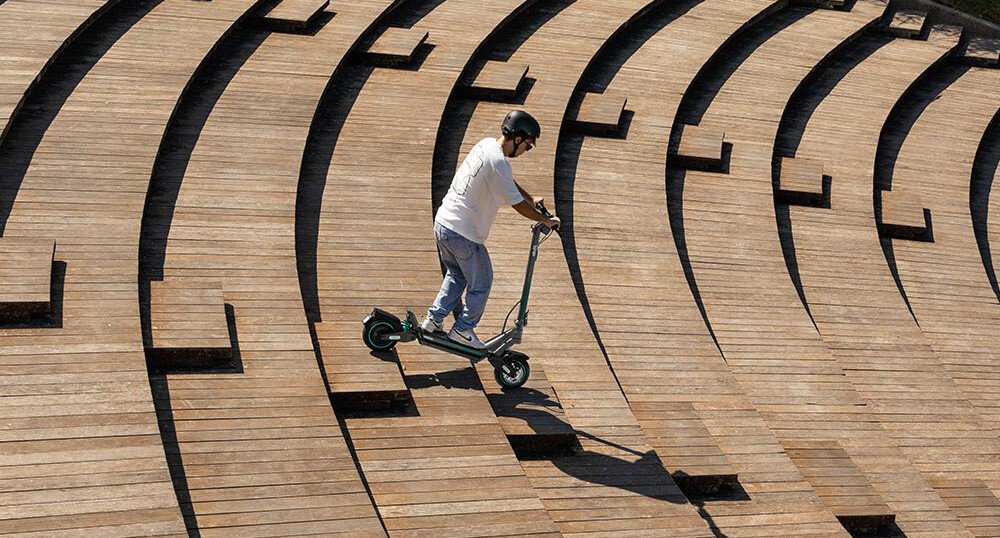 Hulajnoga elektryczna CECOTEC Bongo Y45 45km 350W Amortyzacja 10 Szary opony szerokie 10 cali gruby bieznik podwoje zawieszenie plynna gladka bezpieczna jazda