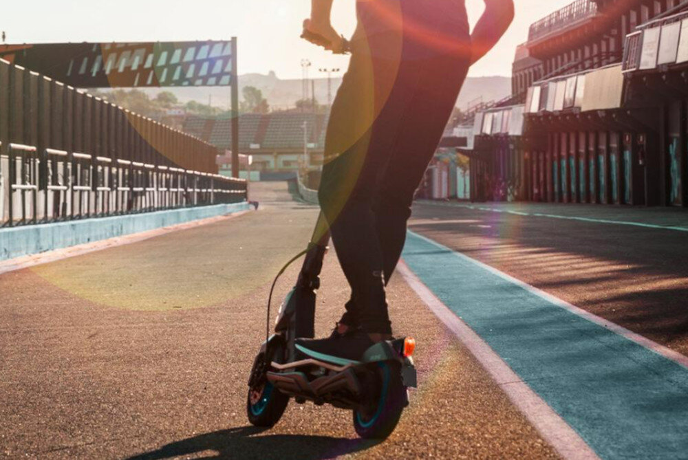Hulajnoga elektryczna CECOTEC Bongo S+ Max Infinity 30km 350W 10—Szary hamulce przedni elektryczny tylny tarczowy duza sila hamowania niezawodne dzialanie plynna bezpieczna jazda system E-ABS zapobiega blokowaniu sie kol