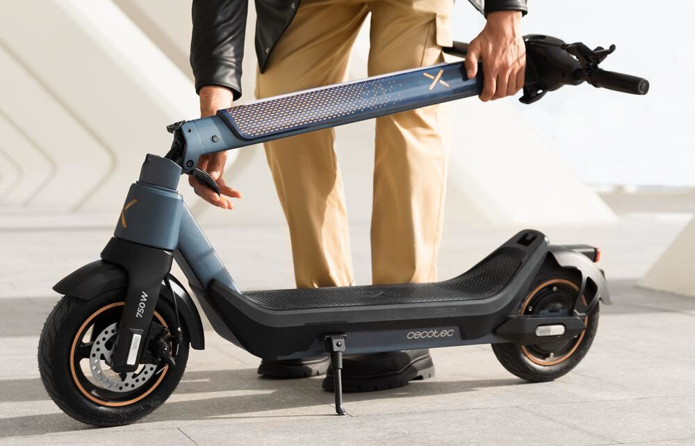 Hulajnoga elektryczna CECOTEC Bongo X45 Connected 45km 350W 10 Niebieski syzbki uklad skladania i rozkladania waga 16,5 kg latwy transport i przechowywanie