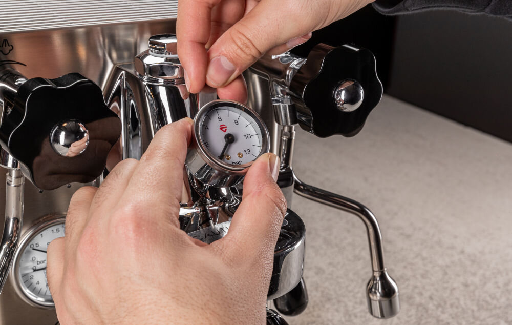 Ekspres LELIT Mara PL62XSS wbudowany system anti-drop zawór trójdrożny zapobieganie kapaniu podwójny manometr precyzyjna kontrola ciśnienia podawanie pary wodnej system podwójnej sondy utrzymanie stałej temperatury parzenia doskonała jakość smaku kawy 