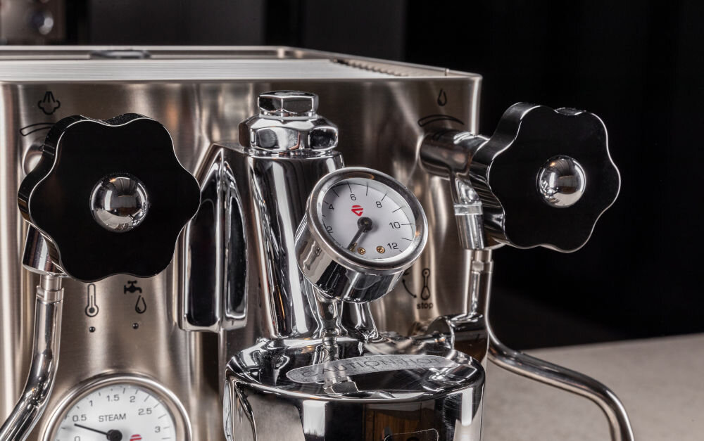 Ekspres LELIT Mara PL62XSS dwie profesjonalne dysze espresso różnorodne kawy mleczne napoje na bazie gorącej wody spienienie mleka cappuccino latte dostarczanie gorącej wody americano wygoda użytkowania wydłużone nie dotykające obudowy zapobieganie zadrapaniom i uderzeniom 