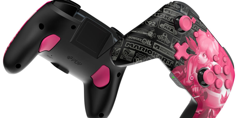 Kontroler PDP Rematch Grand Prix Peach Glow in the Dark Czarno-różowy prezentacja kontrolera od przodu i tyłu na białym swoboda bezprzewodowa łączność zasięg do 9 metrów znikome opóźnienie stabilne połączenie płynna rozgrywka