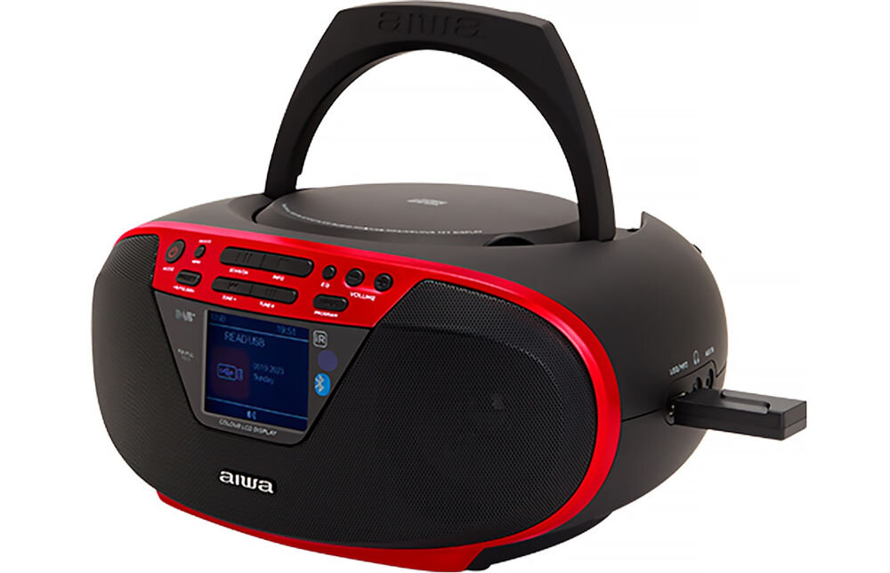 Radioodtwarzacz AIWA BBTU-500DAB wejścia USB, AUX 3,5 mm i wyjście słuchawkowe, Radioodtwarzacz po skosie na białym tle