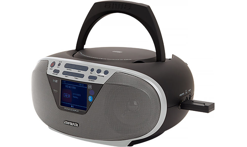 Radioodtwarzacz AIWA BBTU-500DAB wejścia USB, AUX 3,5 mm i wyjście słuchawkowe, Radioodtwarzacz po skosie na białym tle