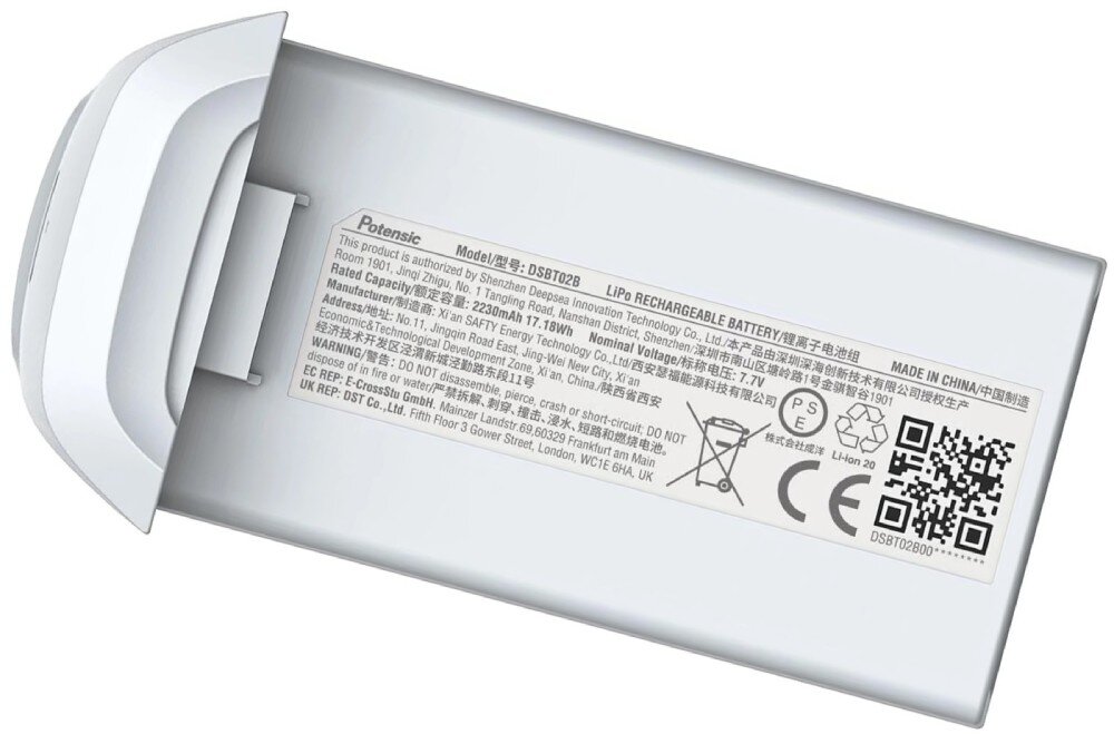 Akumulator POTENSIC do Atom 4K Etykieta znamionowa na spodzie białego akumulatora zawierająca specyfikację techniczną kod QR i symbole ostrzegawcze