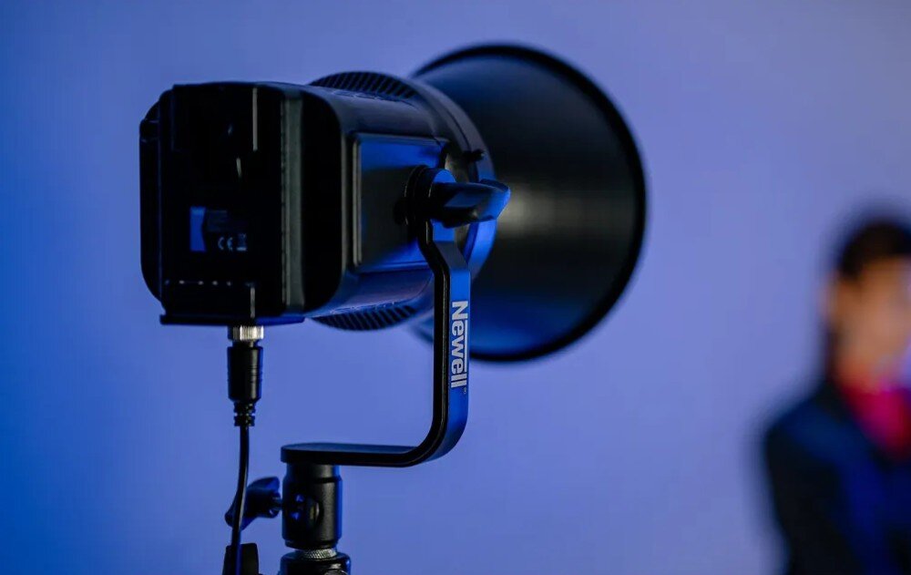 Lampa LED NEWELL RGB Pravaha Max 135 zasilanie akumulator zasilacz