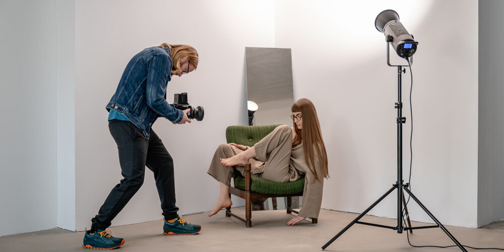 Lampa LED NEWELL Surja 400 pewne i przewidywalne vlogerów, fotografów filmowców na koncercie, spektaklu teatralnym na konferencji