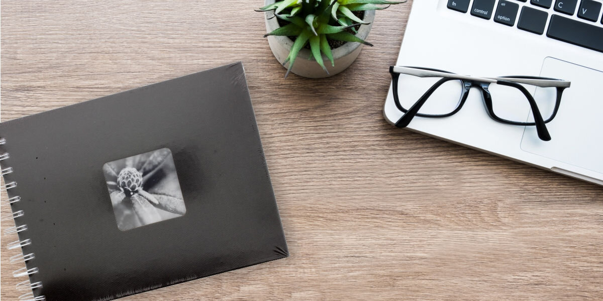 Album HAMA Fine Art Białe kartki Czarny (50 stron)  
				miejsce na Twoje wspomnienia,
				drewniana powierzchnia, produkt, laptop, okulary kwiat