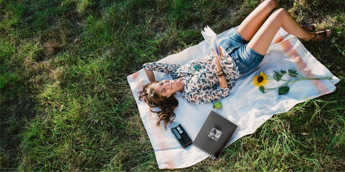 Album HAMA Fine Art Białe kartki Czarny (50 stron) 
				swoboda w tworzeniu kompozycji, możliwość tworzenia minimalistycznych oraz bogatych układów,
				kobieta leżąca na kocu na trawie, produkt, kwiat