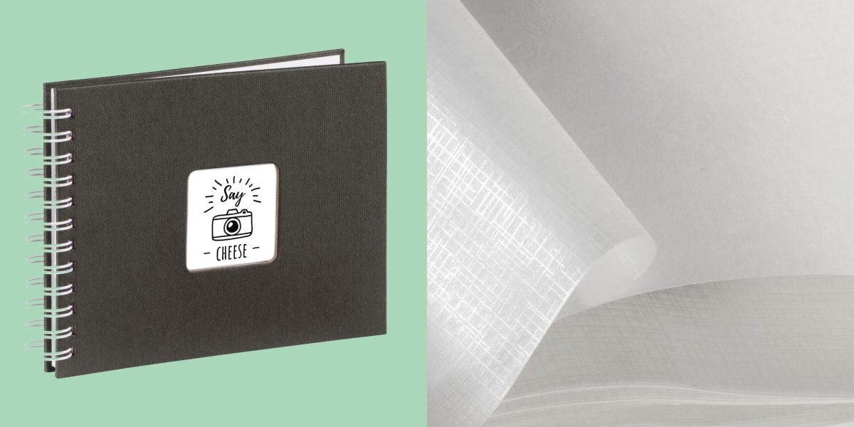 Album HAMA Fine Art Białe kartki Czarny (50 stron)  
				przezroczyste przekładki, ochrona przed sklejaniem się zdjęć, zielone tło, produkt, zbliżenie na przezroczyste przekładki