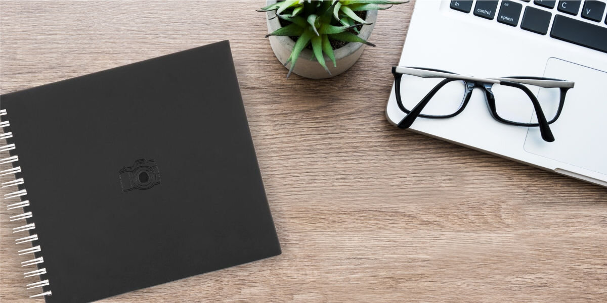 Album HAMA Signs 7500 28x24 Czarny (50 stron) 
				miejsce na Twoje wspomnienia, drewniana powierzchnia, produkt, laptop, okulary, kwiat