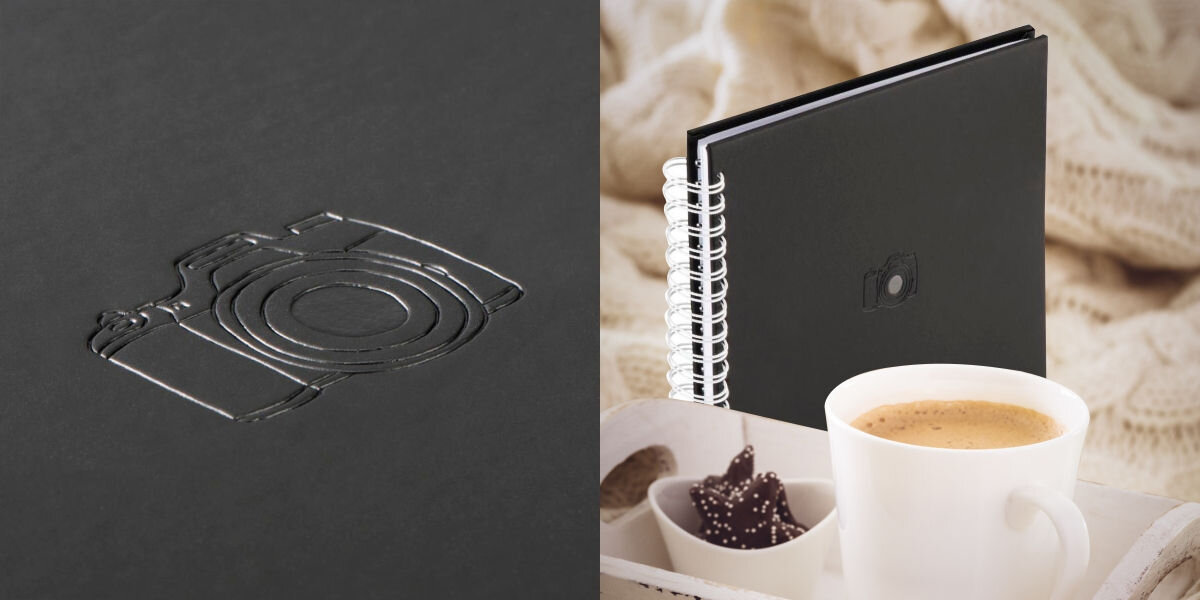 Album HAMA Signs 7500 28x24 Czarny (50 stron)
				elegancja i styl, szykowna, miękka powiechnia z subtelnym tłoczeniem,
				zbliżenie na okładkę, produkt, kubek z kawą