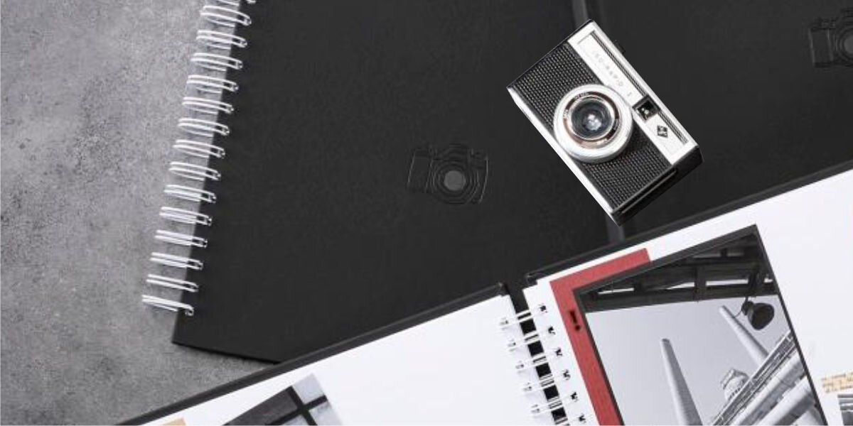 Album HAMA Signs 7500 28x24 Czarny (50 stron) 
				przemyślane bindowanie, wewnętrzne zamknięcie spirali, aparat leżący na produkcie