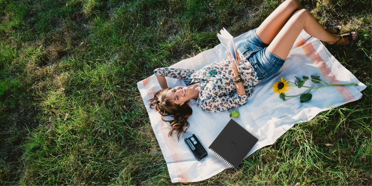 Album HAMA Signs 7500 28x24 Czarny (50 stron)
				ekologiczne rozwiązania, FSC Mix Paper, wsparcie zrównoważonego zarządzania zasobami leśnymi, papier pochodzący z odpowiedzialnych źródeł,
				wysoka jakość, dbałość o środowisko naturalne, osoba leżąca na kocu na trawie, a obok niej leży produkt