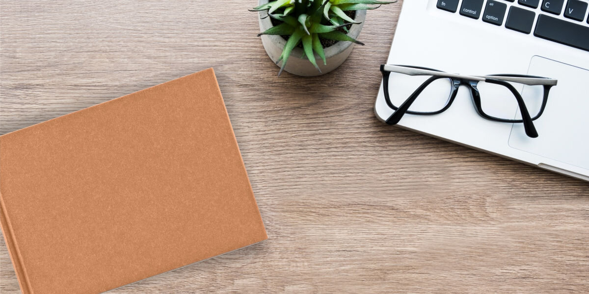 Album HAMA Wrinkled 24x17 Brązowy (36 stron) 
				miejsce na Twoje wspomnienia,
				produkt, okulary na laptopie, kwiat