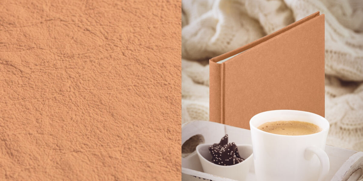 Album HAMA Wrinkled 24x17 Brązowy (36 stron)
				wyjątkowa okładka wykonana ze zmywalnego papieru kraft, trwała, ciekawa tekstura,
				zbliżenie na okładkę, produkt, kubek z kawą