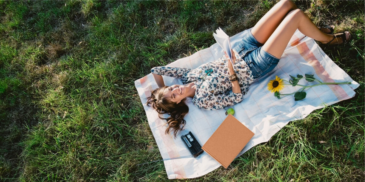 Album HAMA Wrinkled 24x17 Brązowy (36 stron)
				strony z papieru bambusowego, przyjemny w dotyku, osoba leżąca na kocu na trawie, produkt, kwiat słonecznika