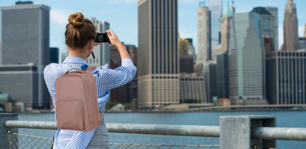 Plecak na laptopa SAMSONITE Be-Her 15.6 cali Różowy
elegancja na co dzień, minimalistyczny design, staranne wykończenie, lekka konstrukcja ok. 0,8 kg
osoba z plecakiem na plecach robiąca zdjęcie miasta