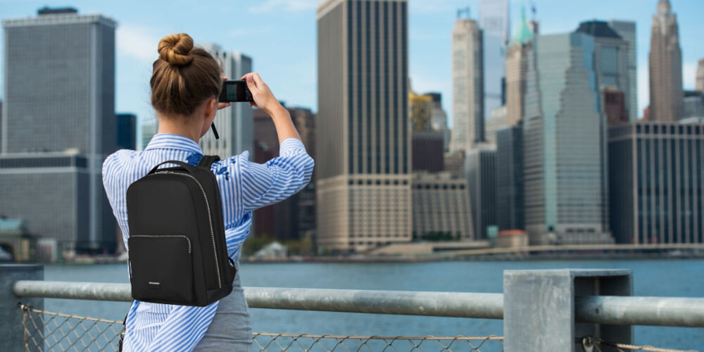 Plecak na laptopa SAMSONITE Be-Her 15.6 cali Czarny
					elegancja na co dzień, minimalistyczny design, staranne wykończenie, lekka konstrukcja ok. 0,8 kg
					osoba z plecakiem na plecach robiąca zdjęcie miasta