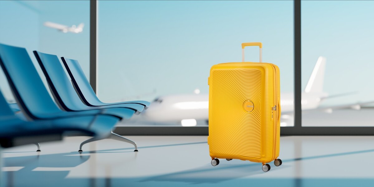 Walizka AMERICAN TOURISTER SoundBox 77 cm lifestyle lotnisko tło szyba Komfortowe podróżowanie i bezpieczeństwo bagażu Wygoda i funkcjonalność twarda konstrukcja możliwość poszerzenia zwiększenie przestrzeni z 97 na 110 l wbudowany 3 cyfrowy zamek bezpieczeństwo ochrona bagażu bezpieczeństwo wymiary 77 x 51,5 x 29,5/32,5 cm