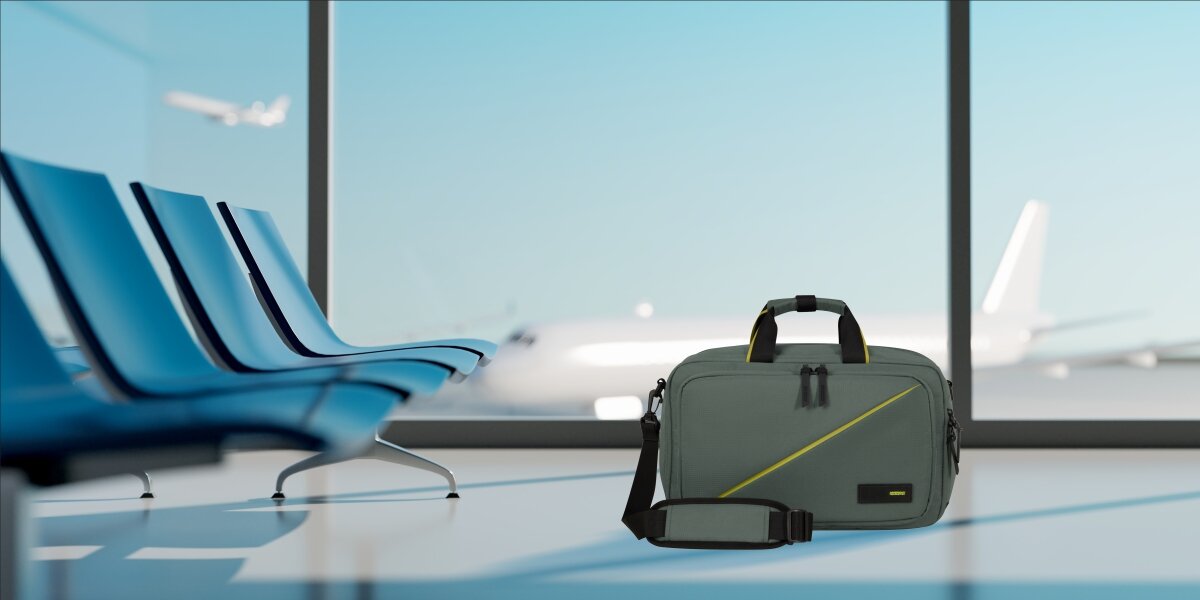 AMERICAN TOURISTER Take2Cabin znajduje w poczekalni na lotnisku, w pobliżu widoczne są krzesełka