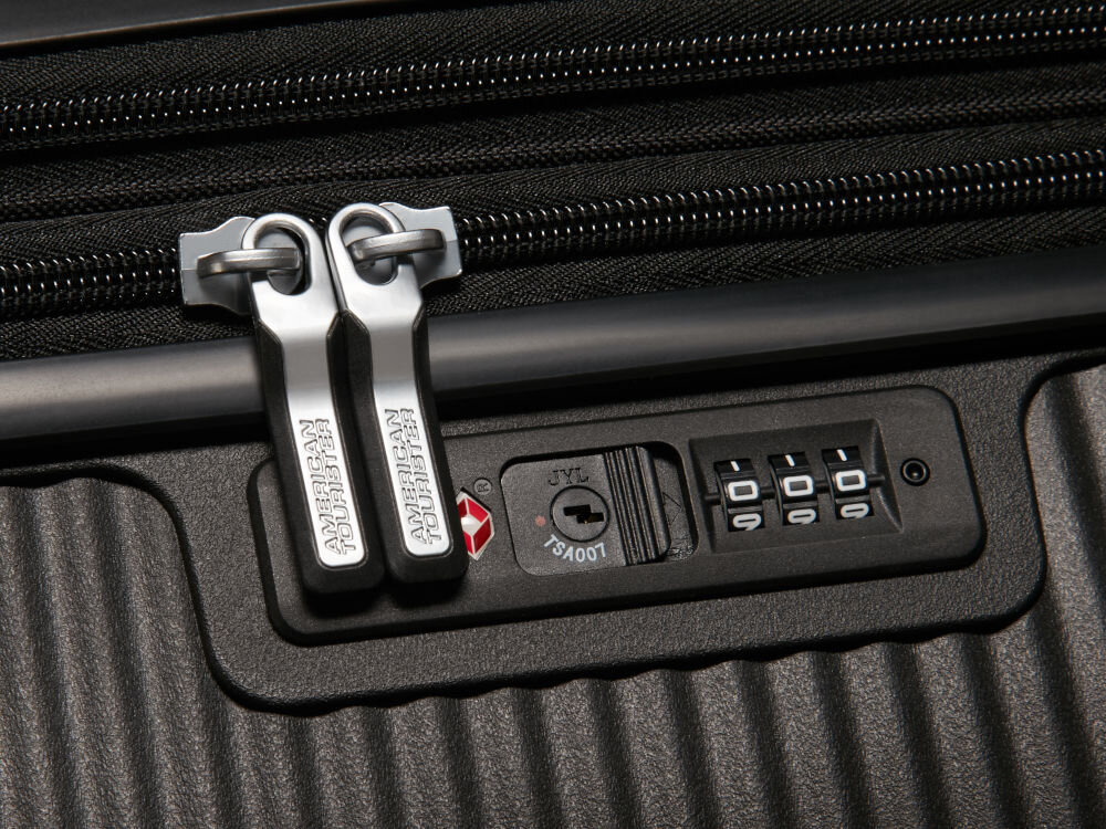 Walizka AMERICAN TOURISTER SoundBox 55 cm niebieski zamek TSA bezpieczne zamknięcie walizki umożliwia służbom celnym otwarcie 
					jej bez uszkodzenia