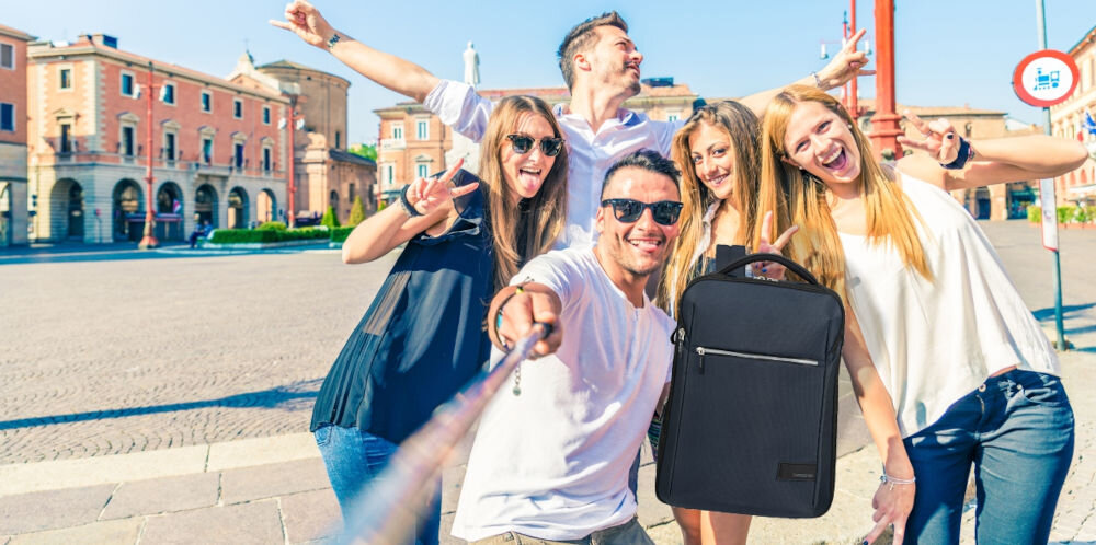 Plecak na laptopa SAMSONITE Litepoint 17,3 cali Granatowy
miejski wygląd i czysta forma, grupa ludzi robiąca zdjęcie na tle miasta za pomocą selfie sticka, plecak