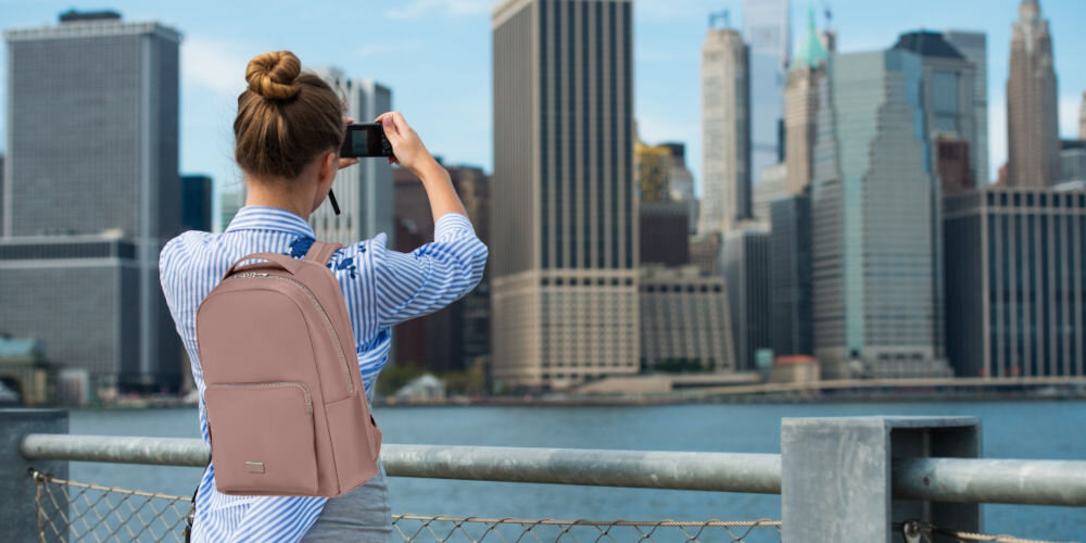 Plecak na laptopa SAMSONITE Be-Her 14.1 cali Różowy
elegancja na co dzień, minimalistyczny design, staranne wykończenie, lekka konstrukcja ok. 0,7 kg
osoba z plecakiem na plecach robiąca zdjęcie miasta