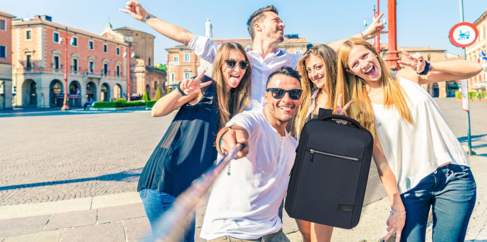 Plecak na laptopa SAMSONITE Litepoint 15,6 cali Granatowy
miejski wygląd i czysta forma, grupa ludzi robiąca zdjęcie na tle miasta za pomocą selfie sticka, plecak