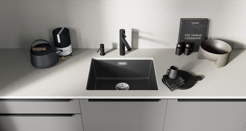 Bateria BLANCO Alta II 527531 Antracyt wizualizacja kuchnia blat zlewozmywak czarny miska kubek książka deska czajnik Tradycyjnie i elegancko wylewka obrotowa 360° Jednodźwigniowa stojąca