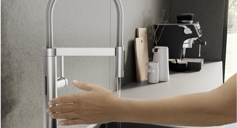 Bateria BLANCO Culina-S II Mini Sensor 527466 Stalowy lifestyle wizualizacja obsługa ręczna bezdotykowa dwa czujniki komfort wygoda