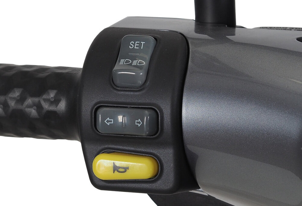 Skuter elektryczny IML Yadea C1S Srebrny wbudowany czujnik swiatel przednich LED automatyczne uruchomia reflektor dobra widocznosc dlugie swiatla swiatla tylne kierunkowskazy widocznosc manewrow
