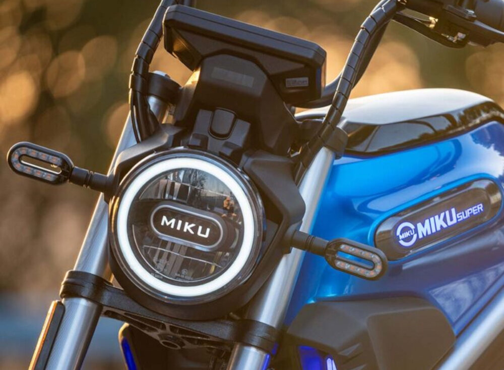 Skuter elektryczny IML Miku Super Sunra Niebieski niebieski kolor moc zaawansowane technologie komfort ekologiczny transport wygoda dynamiczna jazda