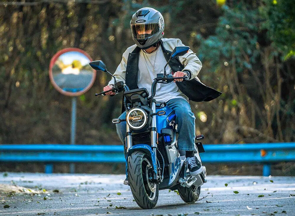 Skuter elektryczny IML Miku Super Sunra Niebieski zasieg do 100 km przy jednej osobie 70 kg maksymalna predkosc do 80 km/h port USB-A