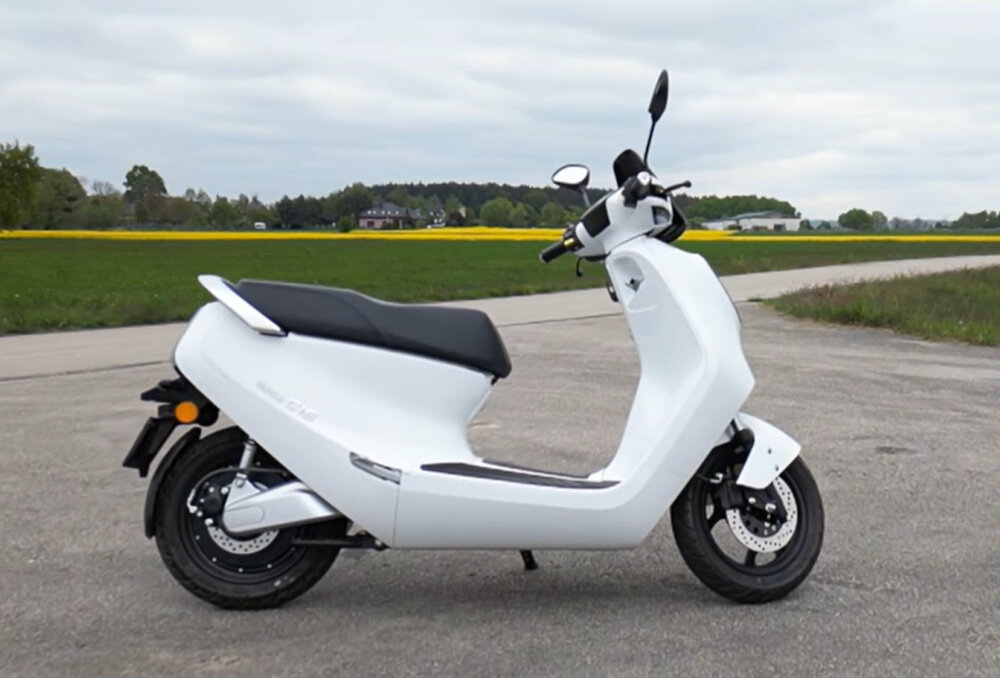 Skuter elektryczny IML Yadea C1S Biały srodek codziennego transportu