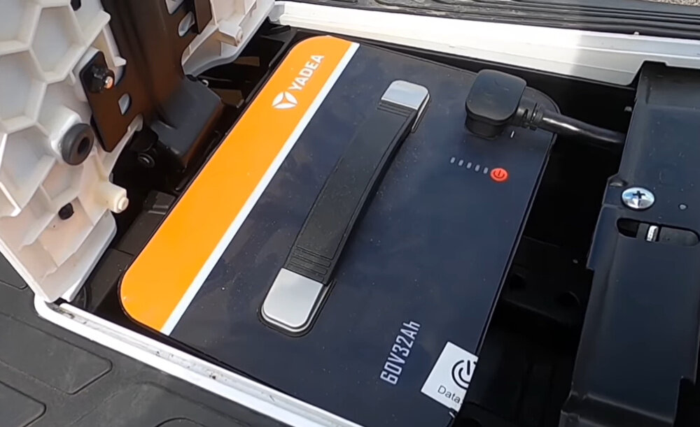 Skuter elektryczny IML Yadea C1S Biały homologacja silnik moc 2200 W bateria litowo-jonowa Panasonic 60 V 32 Ah zasieg do 80 km wyciagana bateria czas ladowania 4 godziny zywotnosc do 1000 cykli
