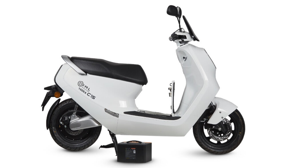 Skuter elektryczny IML Yadea C1S Biały zasieg do 130 km przy jednej osobie 80 kg maksymalna predkosc do 45 km/h port USB-A