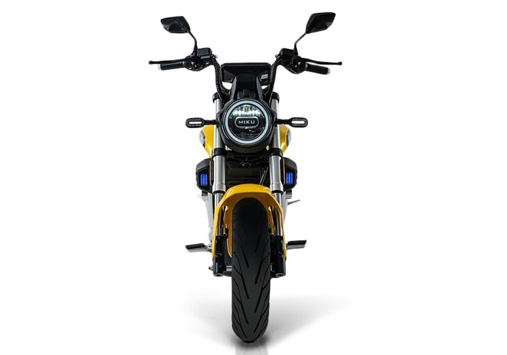 Motocykl elektryczny IML Miku Super Sunra Żółty zasieg do 100 km przy jednej osobie 70 kg maksymalna predkosc do 80 km/h port USB-A