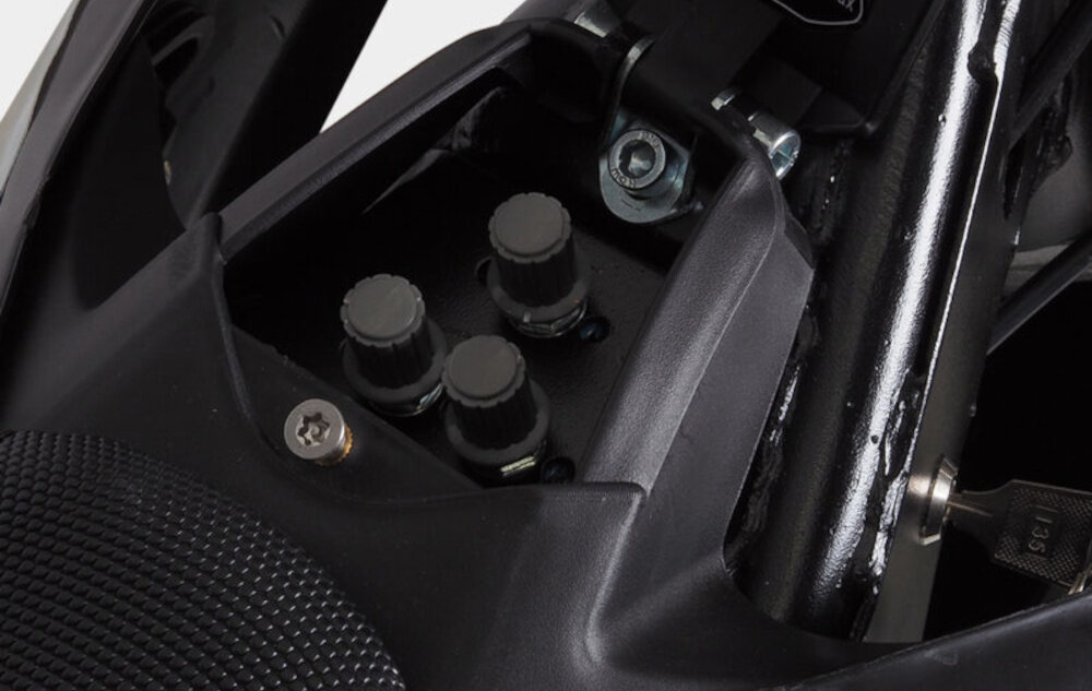 Cross elektryczny IML HP 3E 12-10 Czarno-niebiesko-biały bateria litowo-jonowa napiecie 48 V pojemnosc 13 Ah zasieg do 20 km czas ladowania okolo 6 godzin