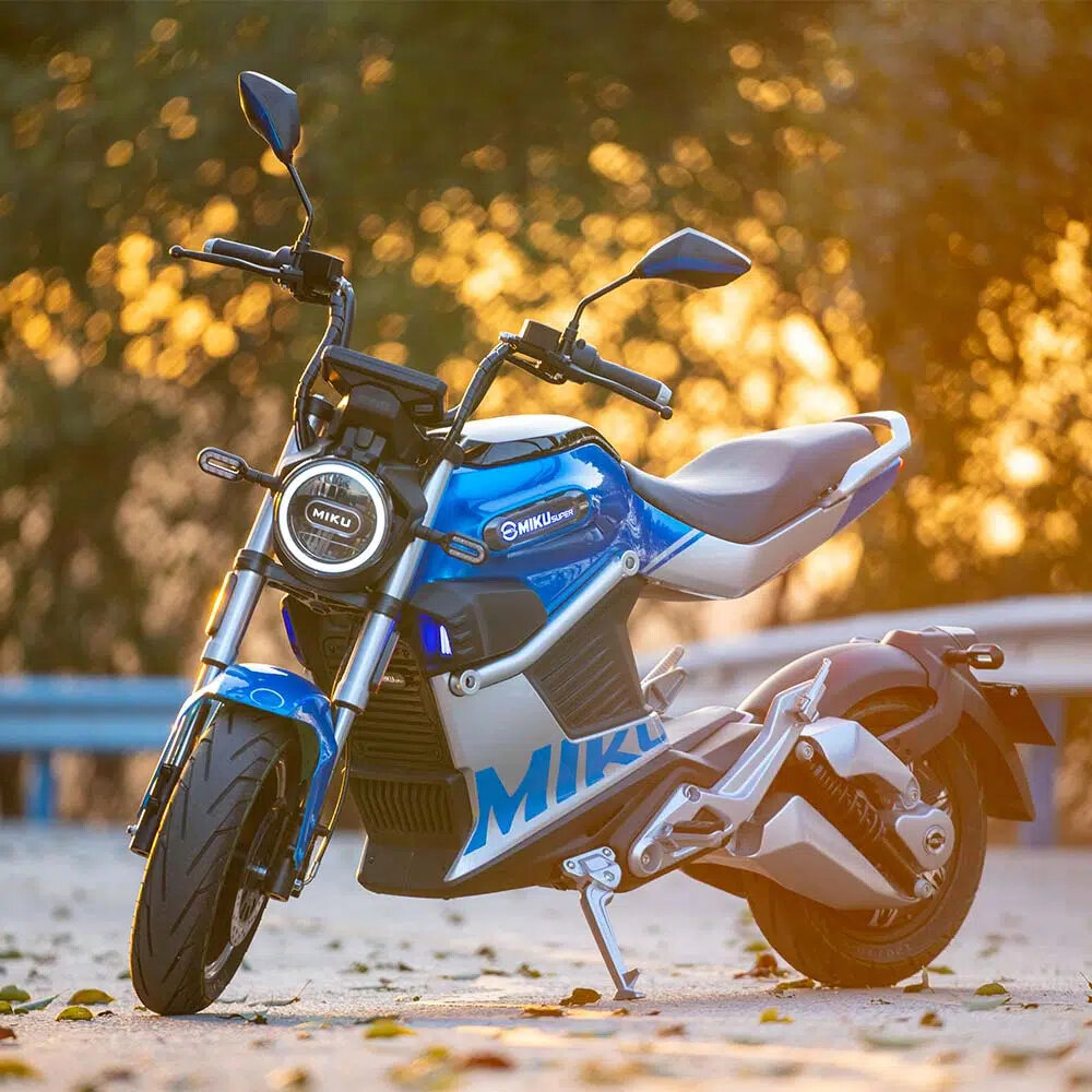 Motocykl elektryczny IML Miku Super Sunra Biały przedni reflektor LED widocznosc do 12 metrow kierunkowskazy bezpieczenstwo