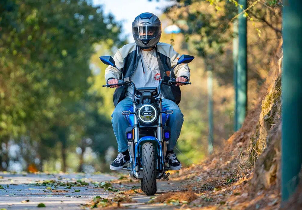 Motocykl elektryczny IML Miku Super Sunra Biały szerokie opony 120/70-12 trzy biegi wolny sredni szybki kontrola dynamiki pojazdu bieg wsteczny