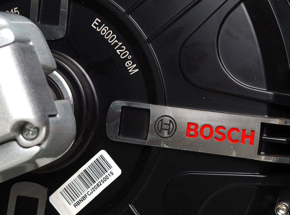 Skuter elektryczny IML X1 Biały pokazany silnik homologacja bezszczotkowy naped BOSCH moc 2020 W dynamiczna jazda maksymalna predkosc do 45 km/h zasieg do 60 km imponujaca wydajnosc