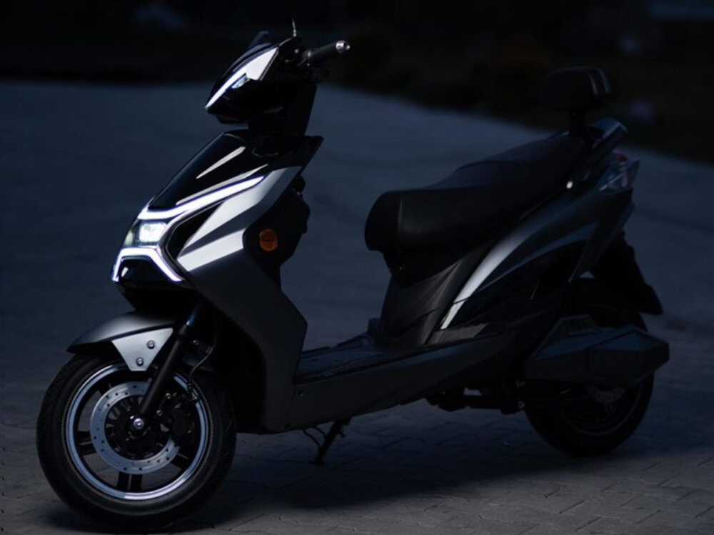 Skuter elektryczny IML X1 Szaro-czarny alarm niezawodny system zabezpieczen zintegrowany automatyczna reakcja glosny alarm dzwiekowy odpwiednie zabezpieczenie