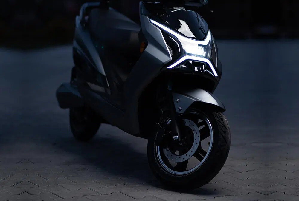 Skuter elektryczny IML X1 Szaro-czarny bezpieczenstwo zaawansowane hamulce tarczowe hydrauliczne na obu osiach hydrauliczne zawieszenie komfort bezpieczenstwo jazdy stabilnosc