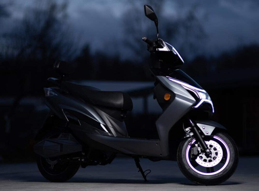 Skuter elektryczny IML X1 Double Szaro-czarny srodek codziennego transportu moc wydajnosc innowace przyjazny dla srodowiska