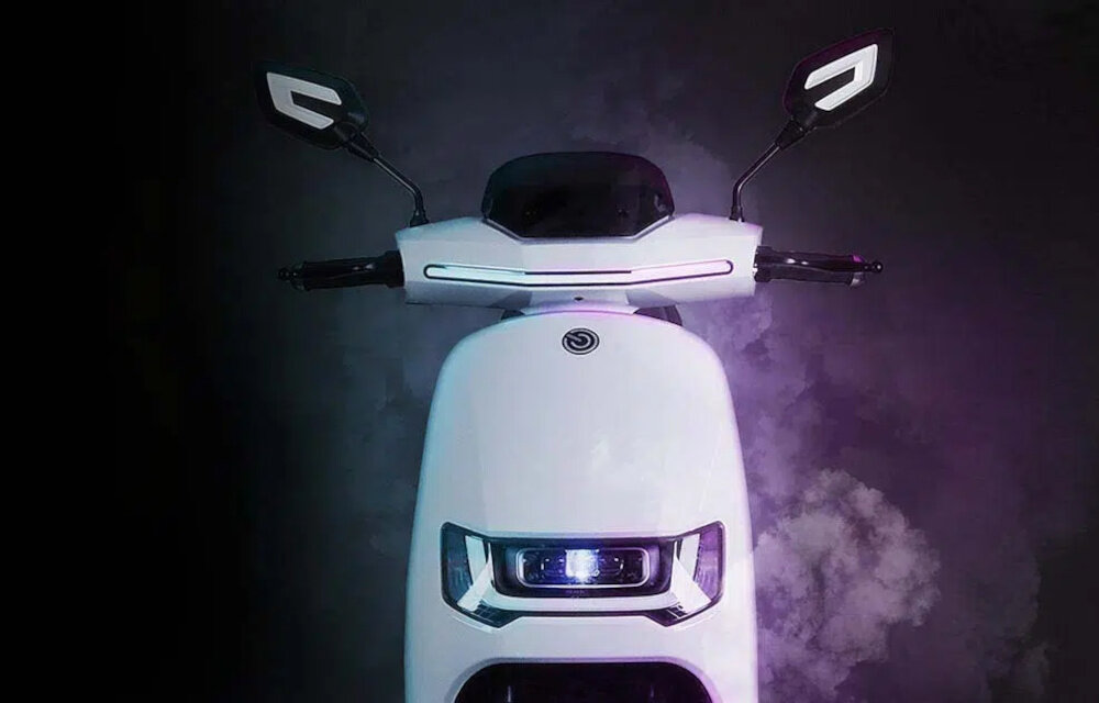 Skuter elektryczny IML Sunra Robo-SC Delivery Biały srodek codziennego transportu ekologiczny duzy zasieg wydajne zasilanie